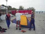 Frauenpower: Der Abbau einer Strandmuschel
Gre: 640 x 480, 56864 Byte
Urheber: active beach e.V.